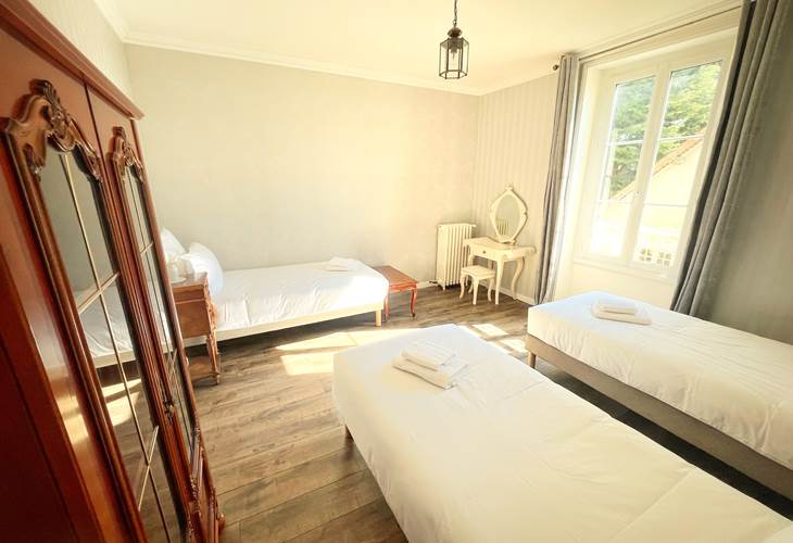 La Maison Voyage 41 - vue ensemble  coiffeuse chambre trois personnes - Suite Familiale Magie
