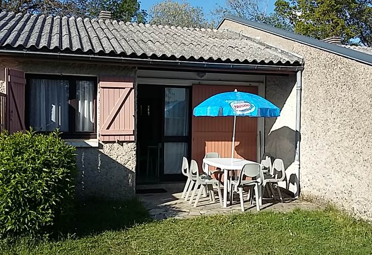 Gîte 7 personnes-vue de l'extérieur et terrasse