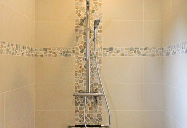 Salle de douche équipée PMR
