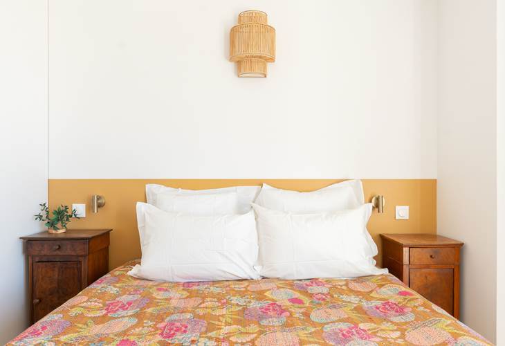 Vue tête de lit chambre jaune