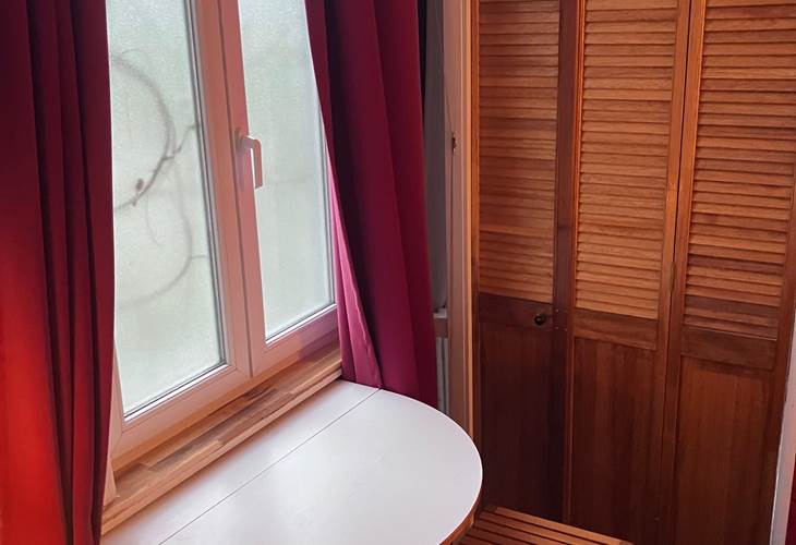 coin repas chambre rouge