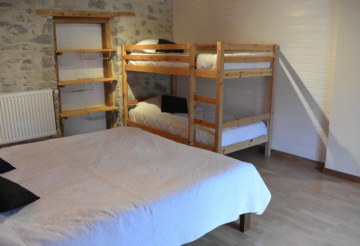 Gîte Tré le grenier - charmant gîte - Gîte le Grand - pour 6 personnes - chambre à coucher - lit double & lits superposés