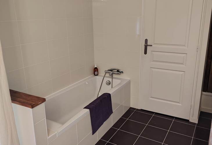 Chambre violette salle de bain