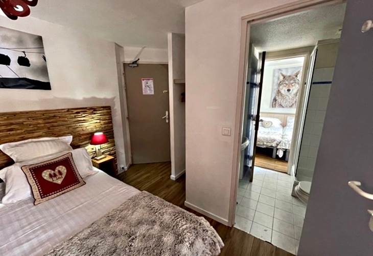 Chambre 12/14 côté parental vue sur chambre enfants