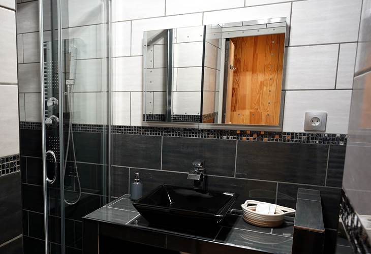 Vasque noire et carrelage contemporain