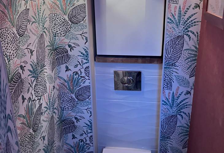 Toilette chambre rouge