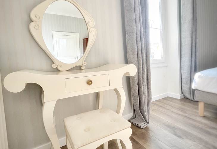 La Maison Voyage 41 - coiffeuse chambre trois personnes - Suite Familiale Magie