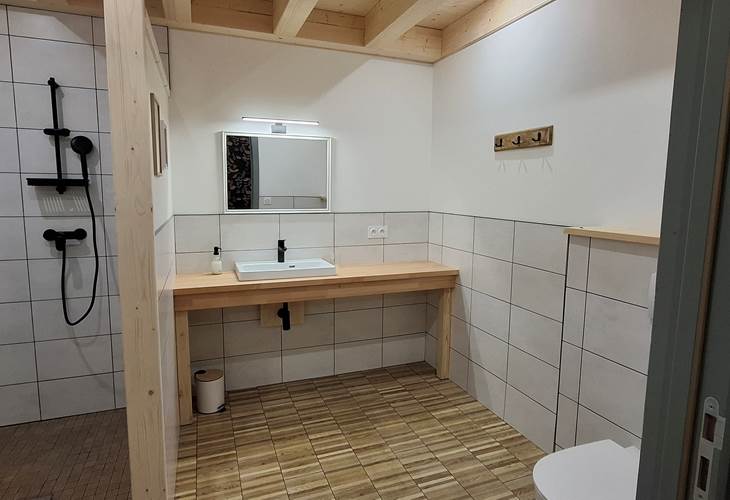 Salle de bain 1 - Douche à l'italienne + wc + lavabo