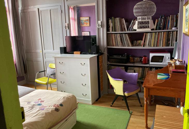 Vu de la chambre lits jumeaux du bureau et télé