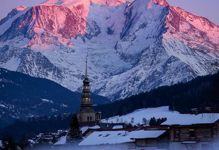 Le centre du village et la vue imprenable sur le Mont-Blanc en hiver