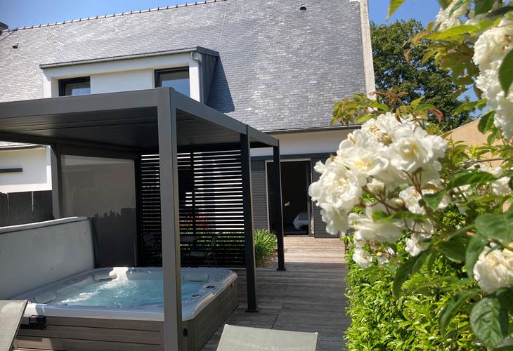 Jacuzzi extérieur privatif "chambre Cocoon"