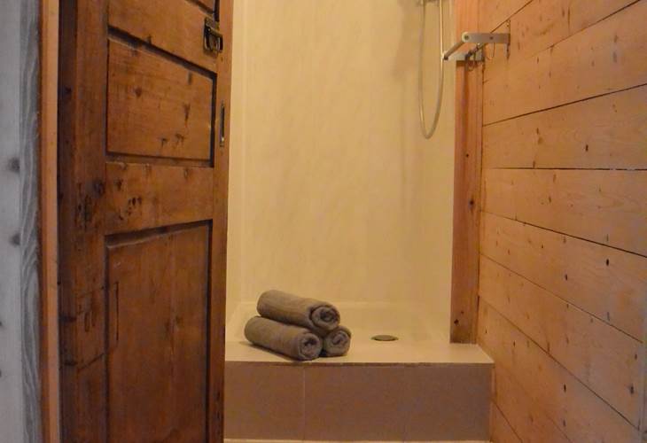 Gîte Tré le grenier - charmant gîte - Gîte le Grand - pour 6 personnes - douche