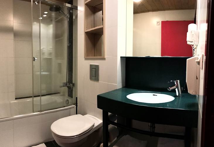 Salle de Bain privative comprenant un bain et douche, un lavabo, un sèche cheveux et toilettes. Savon, shampoing / douche, papier wc, serviettes de main et serviettes de bain.