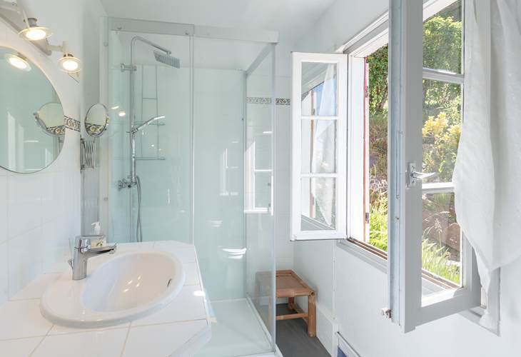 Salle de bain claire et fonctionnelle