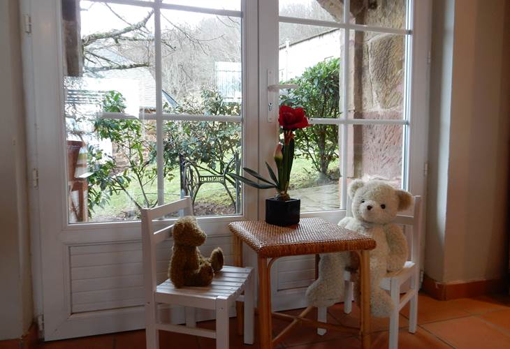 Coin lumineux du gîte Grande Ourse à Noailhac avec vue sur le jardin et décoration chaleureuse