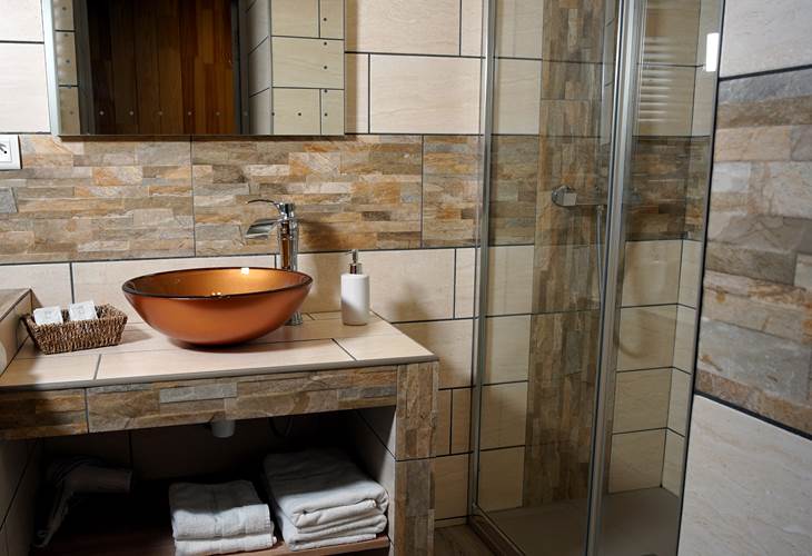 Douche moderne et vasque cuivrée