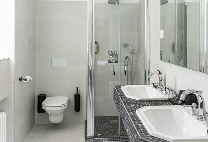 salle de bains double vasque, douche thermostatique et wc suspendu