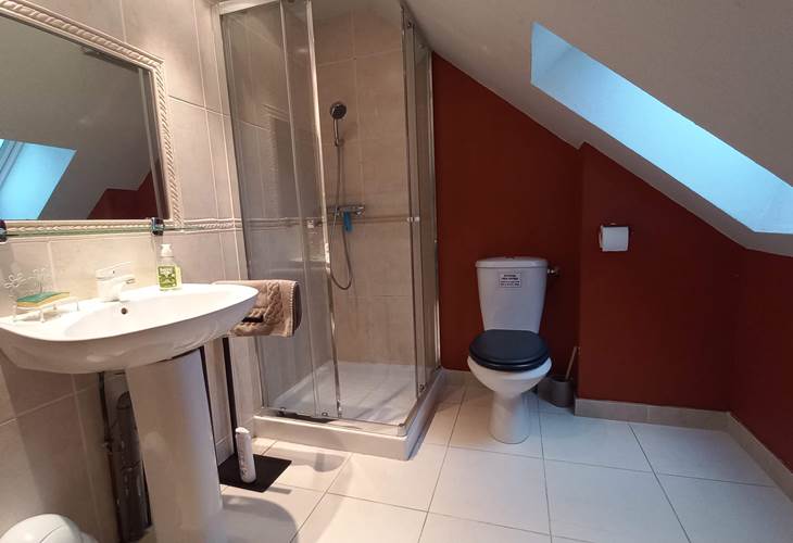 Salle de bain de La Maison des Etoiles à Noailhac, gîtes entourés de nature calme en Corrèze