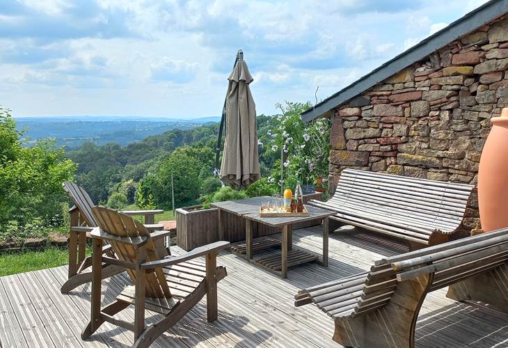 Terrasse panoramique du gîte Grande Ourse avec mobilier extérieur et vue sur la vallée corrézienne