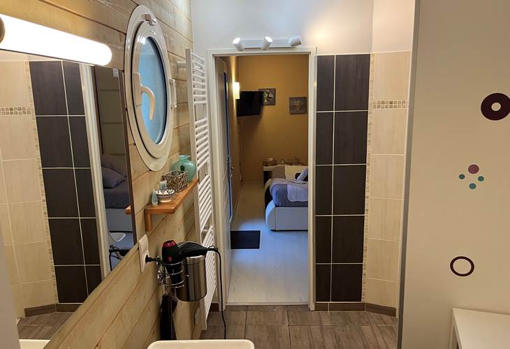 vue de la salle de bain sur la chambre