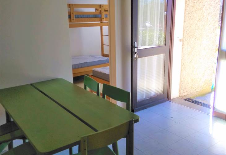 Gite-5 personnes-vue du séjour vers la chambre et la terrasse