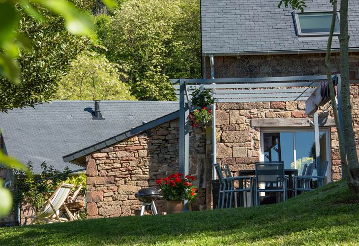 Terrasse du gîte Grande Ourse à Noailhac avec vue dégagée sur les collines corréziennes