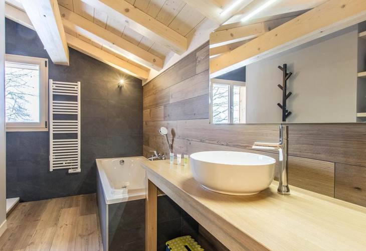 Salle de bain avec baignoire et douche à l'étage