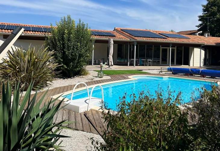 la maison et la piscine