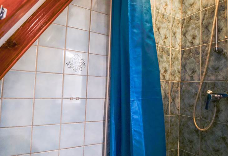 La douche dans la salle d'eau