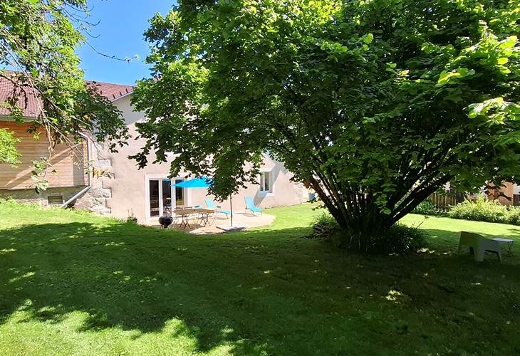 Terrasse aménagée et jardin ombragé