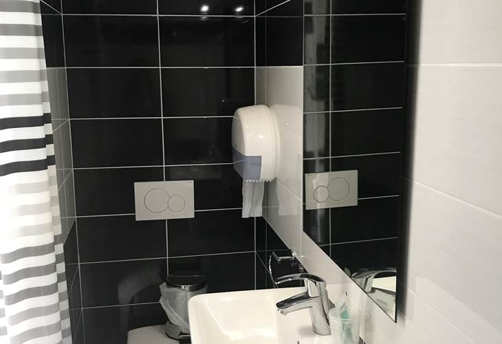 Hotel_de_la_plage_quineville_2_étoiles_salle_de_bain_rénovée