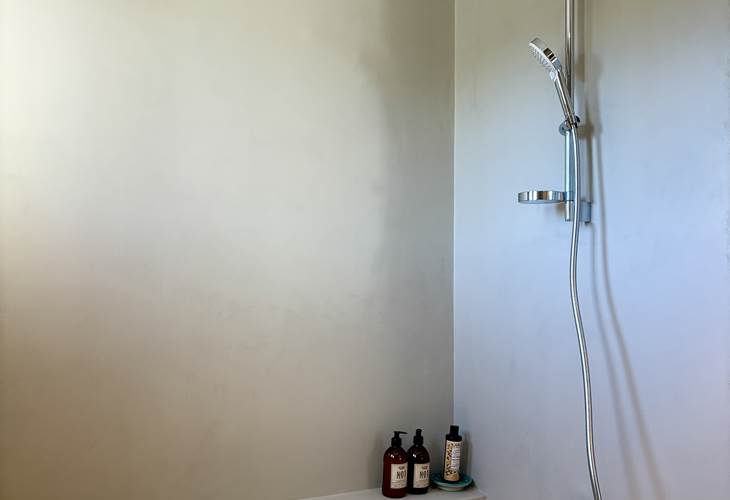 baignoire salle de bain chambre bleue
