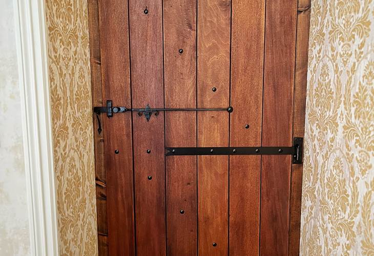 La Maison Voyage 41 - deco porte médieval accès SDB dans la tour - Chambre Chateau