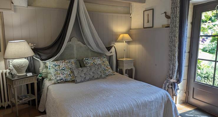Moulin-Rouhaud-Suite-familiale-Ancolie-agapanthe-lit-queen-size