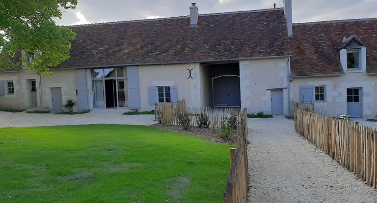 Jardin du Cygne et vue sur le porche d'entrée