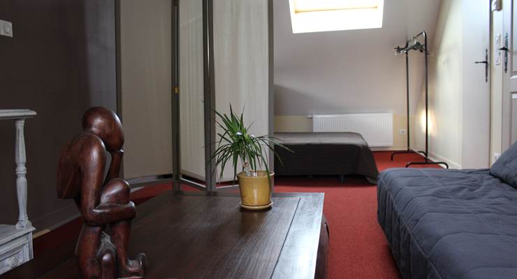 Chambre confortable disposant d'un lit queen size et d'un espace salon. TV écran plat. Salle de douche et toilettes privés. Deux fenêtres vue campagne et deux vélux éclairent l'espace.Chauffage central et climatisation individuelle contribuent à votre confort.