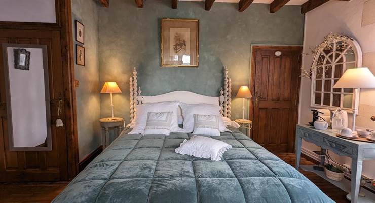 Moulin-Rouhaud-Chambre-la-Tour-lit-queen-size