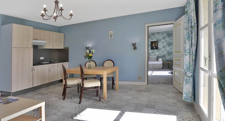 Gîte Junior Suite Gentilhommière 24 - 25 cuisine séjour et canapé-lit 2 couchages - balcon vue parc