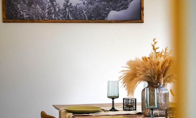salle-a-manger-tableau-lac-des-corbeaux-gite-ocimes-la-bresse