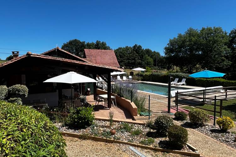 Vue piscine et terrasse