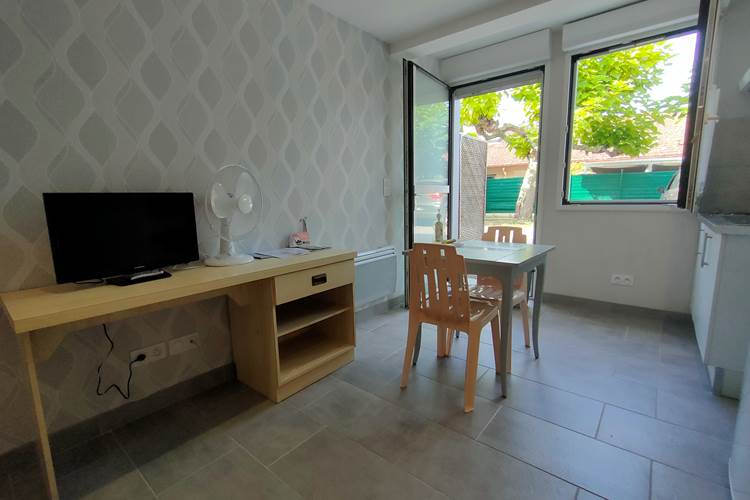 locaplage-cayoc-studio19-07-coin-repas-tv.jpg