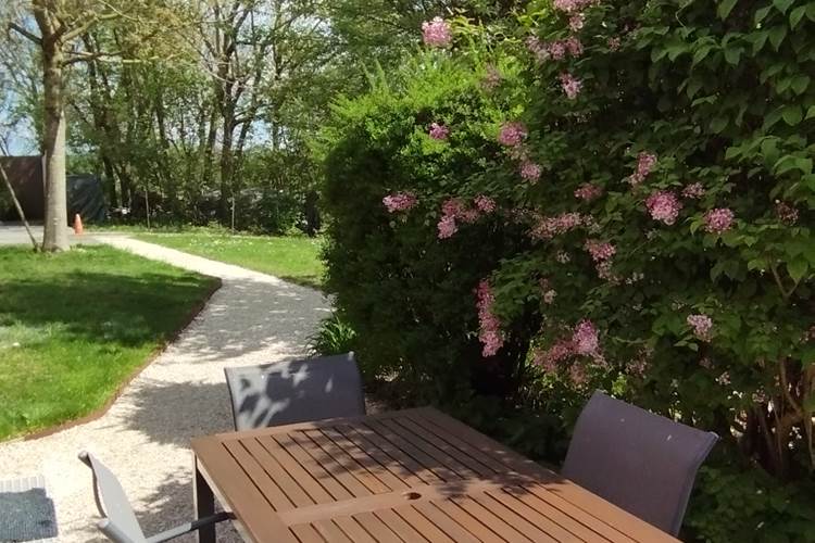 Table extérieure devant le gîte