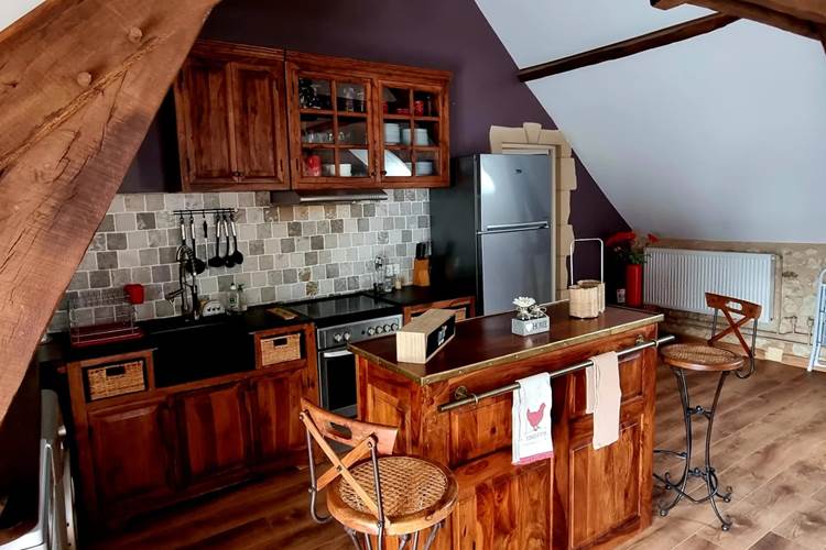 vue sur la cuisine toute équipée