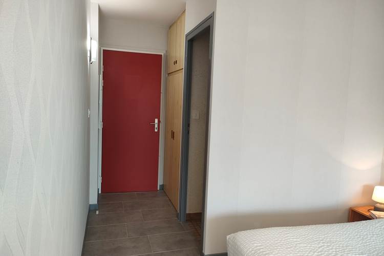 locaplage-pilotis-studio12-07-entree-placard.jpg