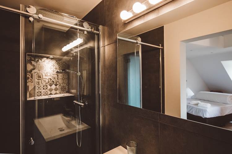 304 CHAMBRE DE LUXE- SALLE DE BAIN