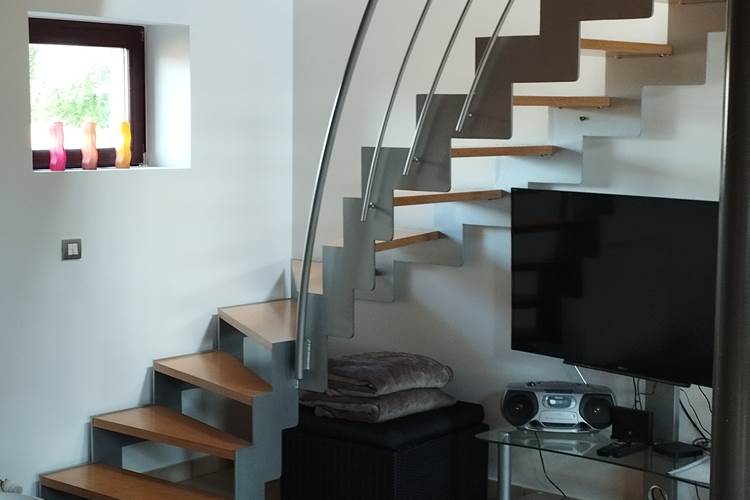 Salon et escalier vers les chambres