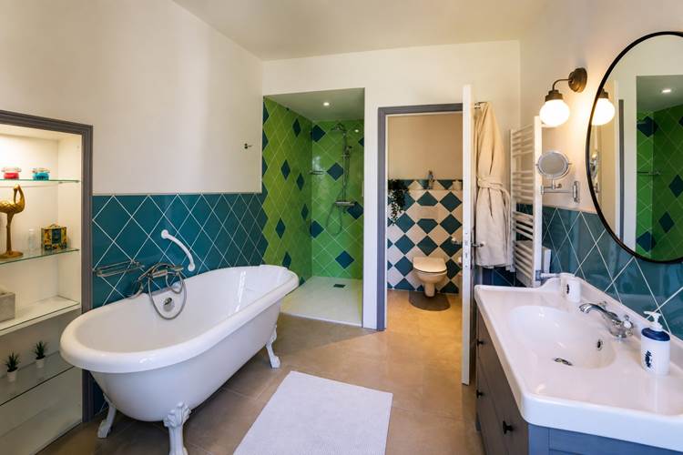 Une salle de bain lumineuse et raffinée