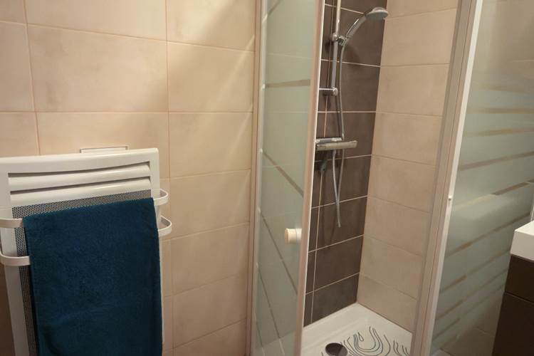 douche et radiateur seche serviette , location bar le duc
