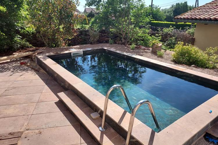 piscine ensoleillée