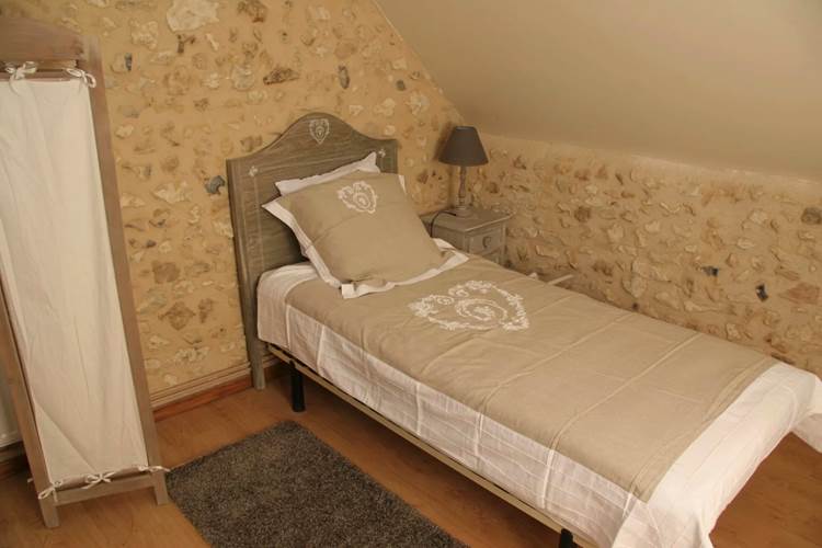 Lit simple (90) dans la chambre triple 